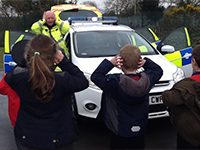 2605020-ymweliad-y-gwasanaeth-brys-1-lrg