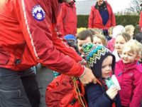 260520-ymweliad-gwasanaeth-brys-4-lrg